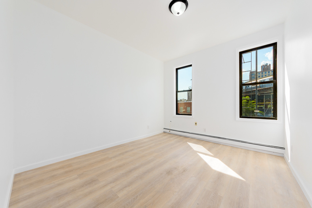 1538 Gates Avenue - Photo 1