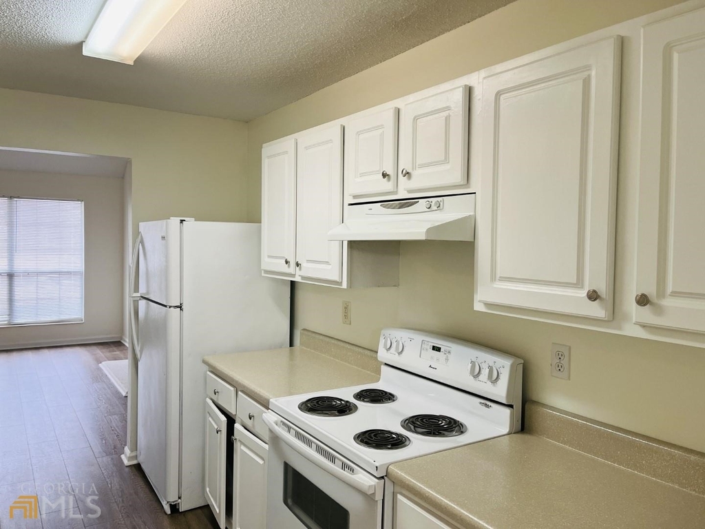 4037 Ravenwood Court - Photo 2