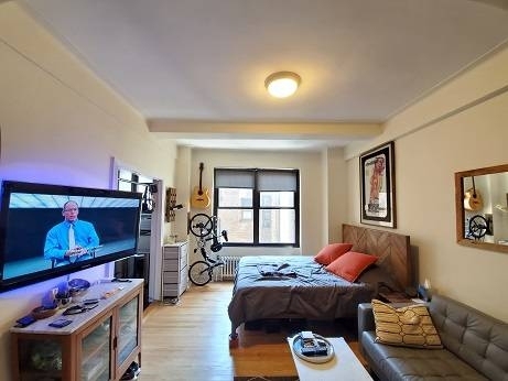 Second Avenue - Photo 1