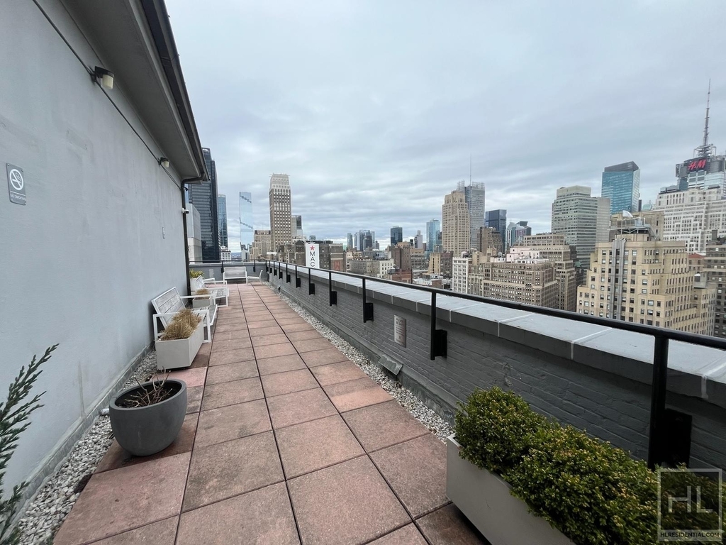 West 34th Street - Photo 0