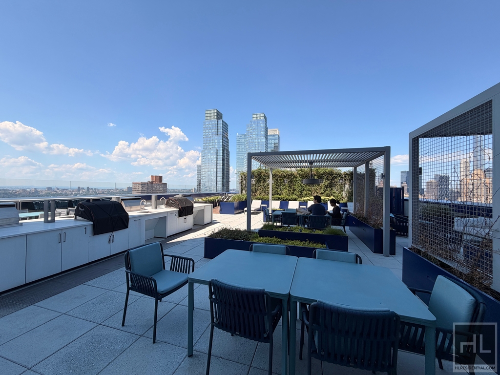 West 38th Street - Photo 6