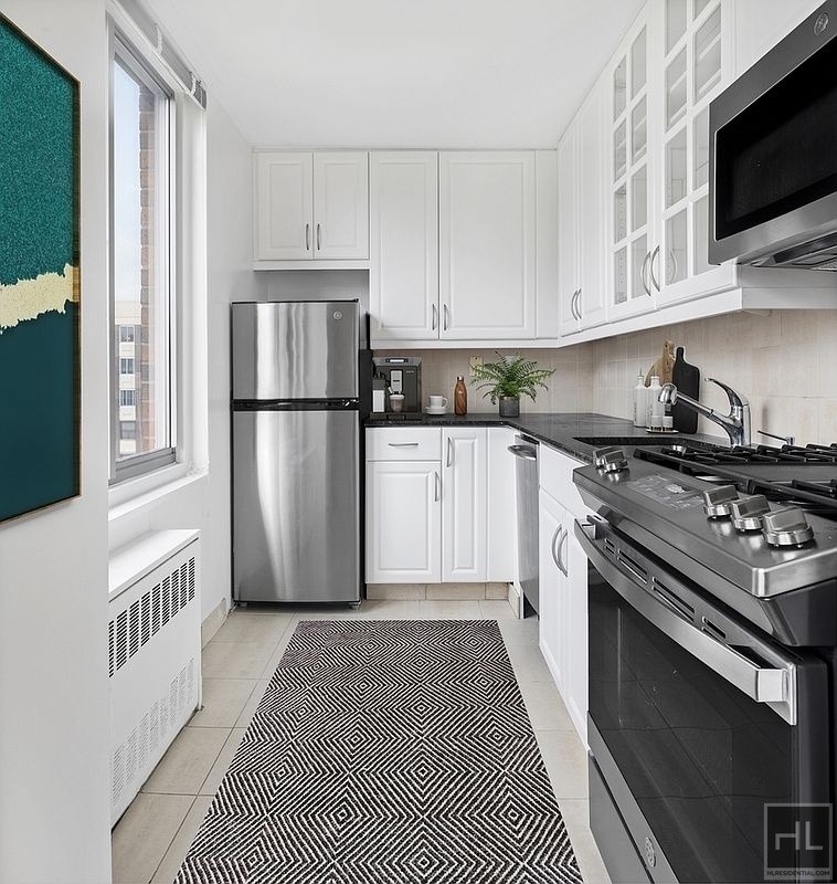 2nd Avenue - Photo 4