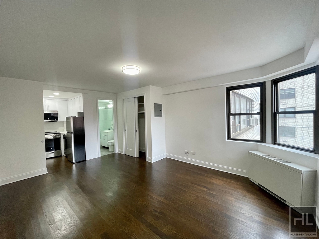 E 16 St - Photo 0