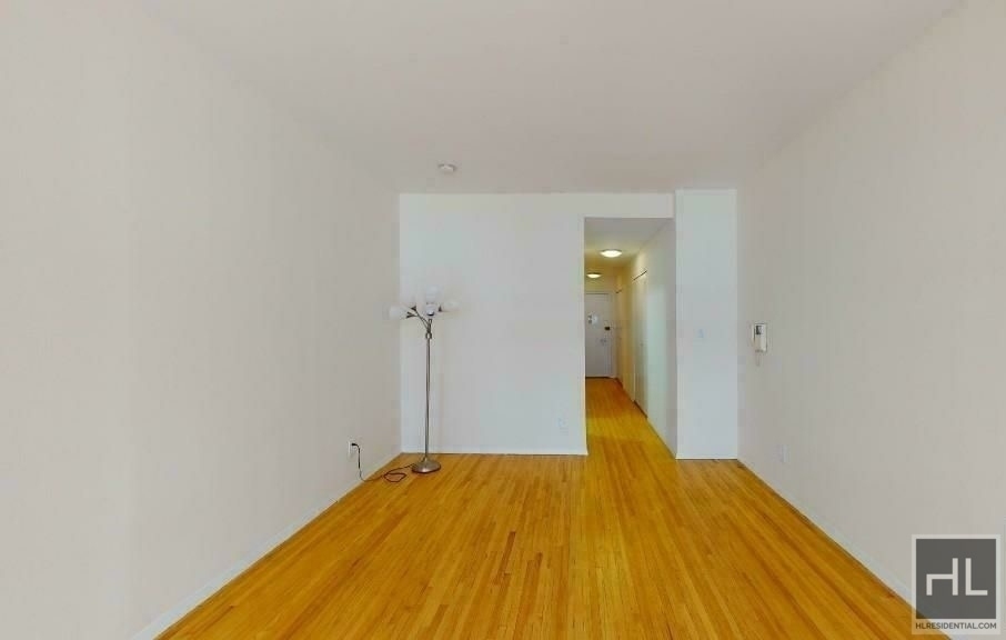 West 52nd Street - Photo 1