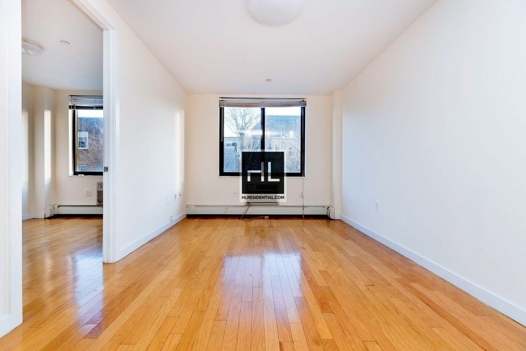 Metropolitan Avenue - Photo 3