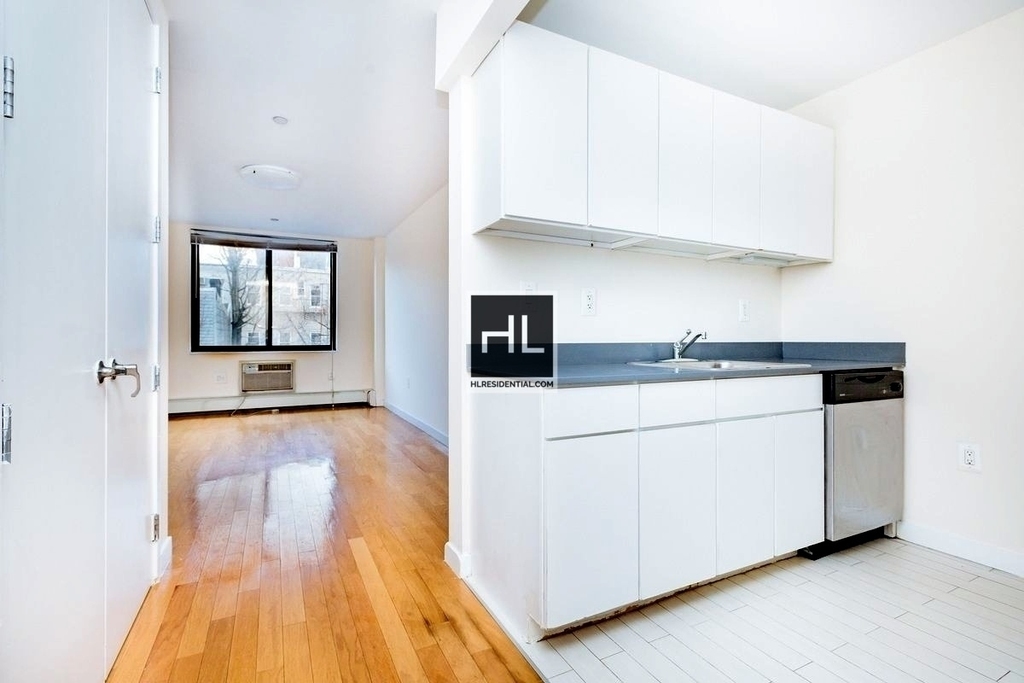 Metropolitan Avenue - Photo 1