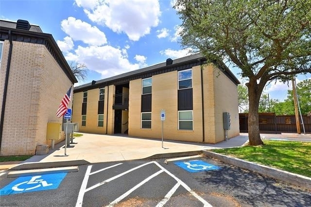 2800 Sayles Boulevard - Photo 0
