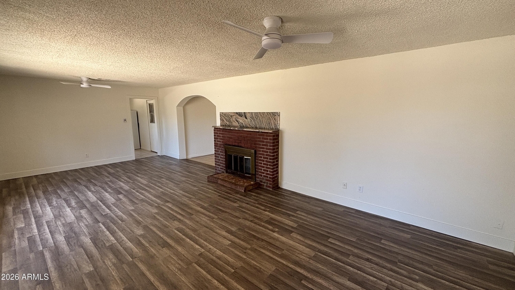 2528 E Hartford Avenue - Photo 2