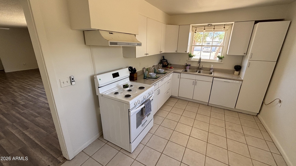 2528 E Hartford Avenue - Photo 6