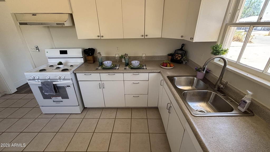 2528 E Hartford Avenue - Photo 8