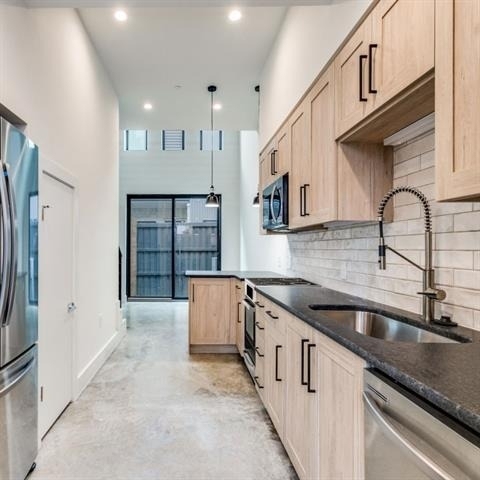 2702 N Carroll Avenue - Photo 3