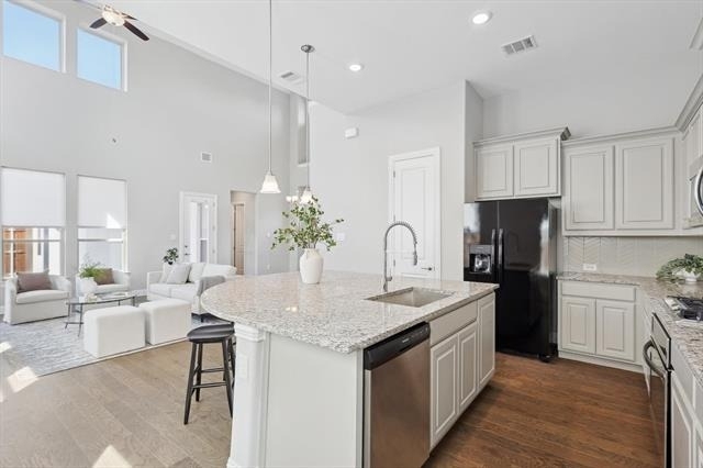 727 Waterbrook Parkway - Photo 1