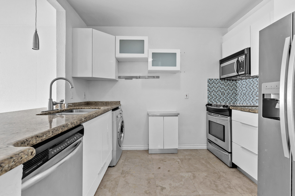 677 Ne 24th Street - Photo 3