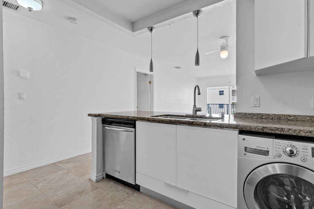 677 Ne 24th Street - Photo 4