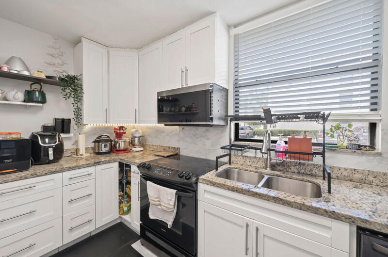 8421 Forest Hills Drive - Photo 3