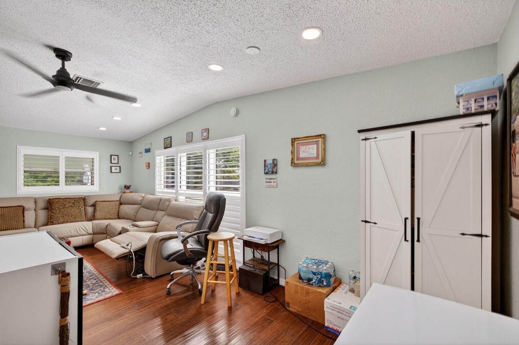 300 Sw 25th Avenue - Photo 18