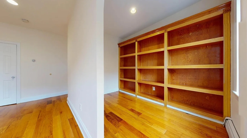 west Broadway street - Photo 8