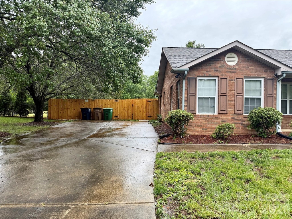 2809 Faircroft Way - Photo 0