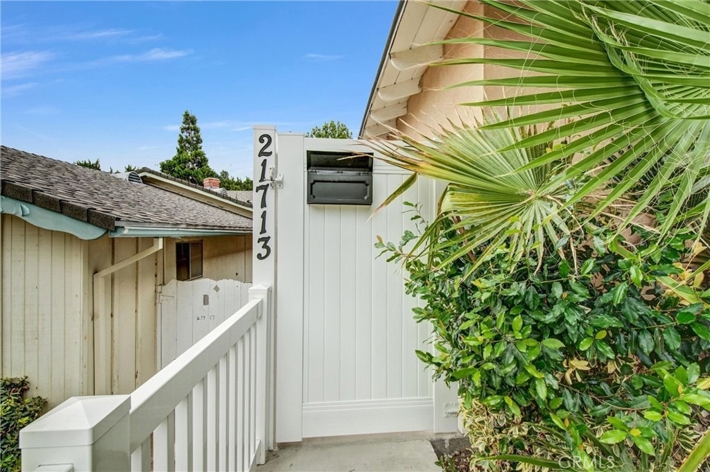 21713 Mulholland Dr - Photo 2