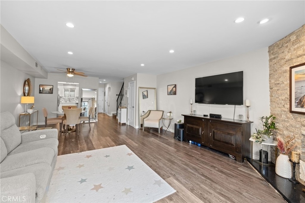 545 E Cypress - Photo 3