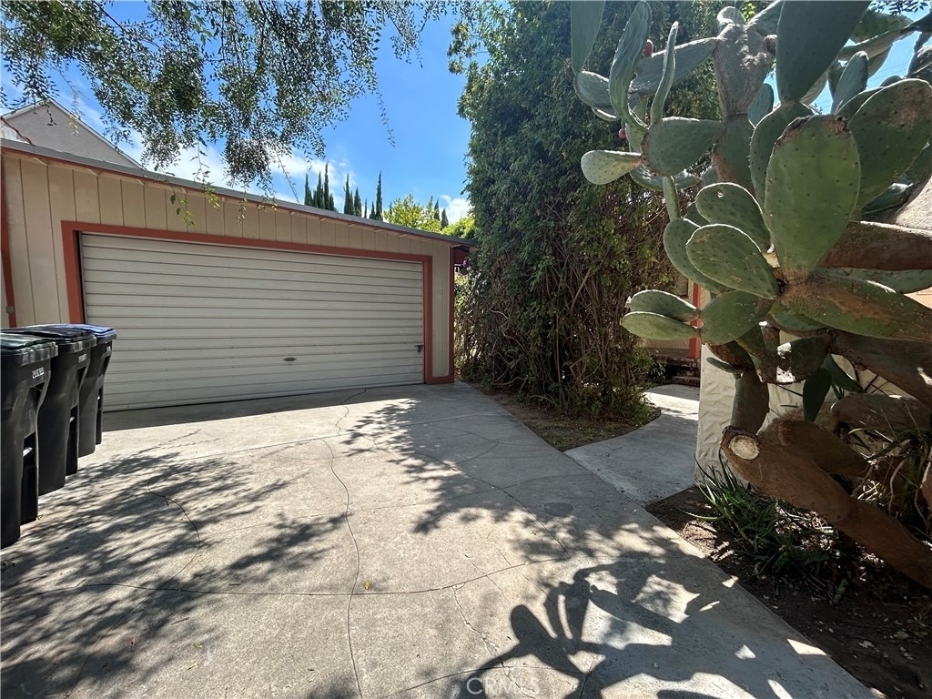 214 E Stocker Street - Photo 30