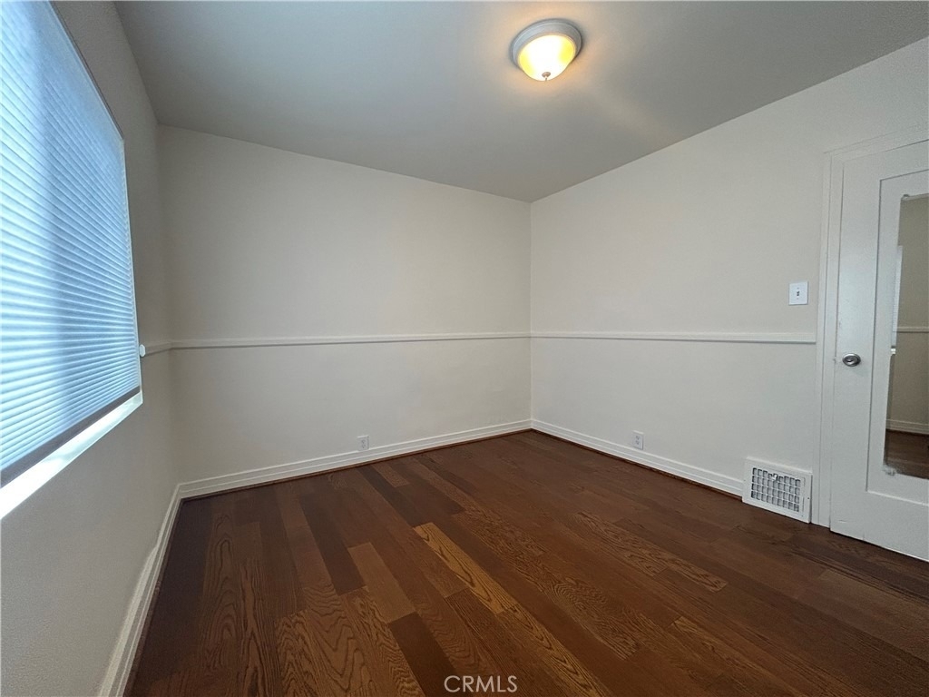 214 E Stocker Street - Photo 14