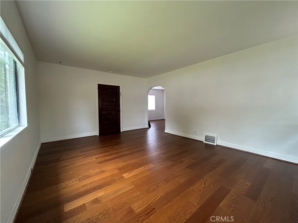 214 E Stocker Street - Photo 5