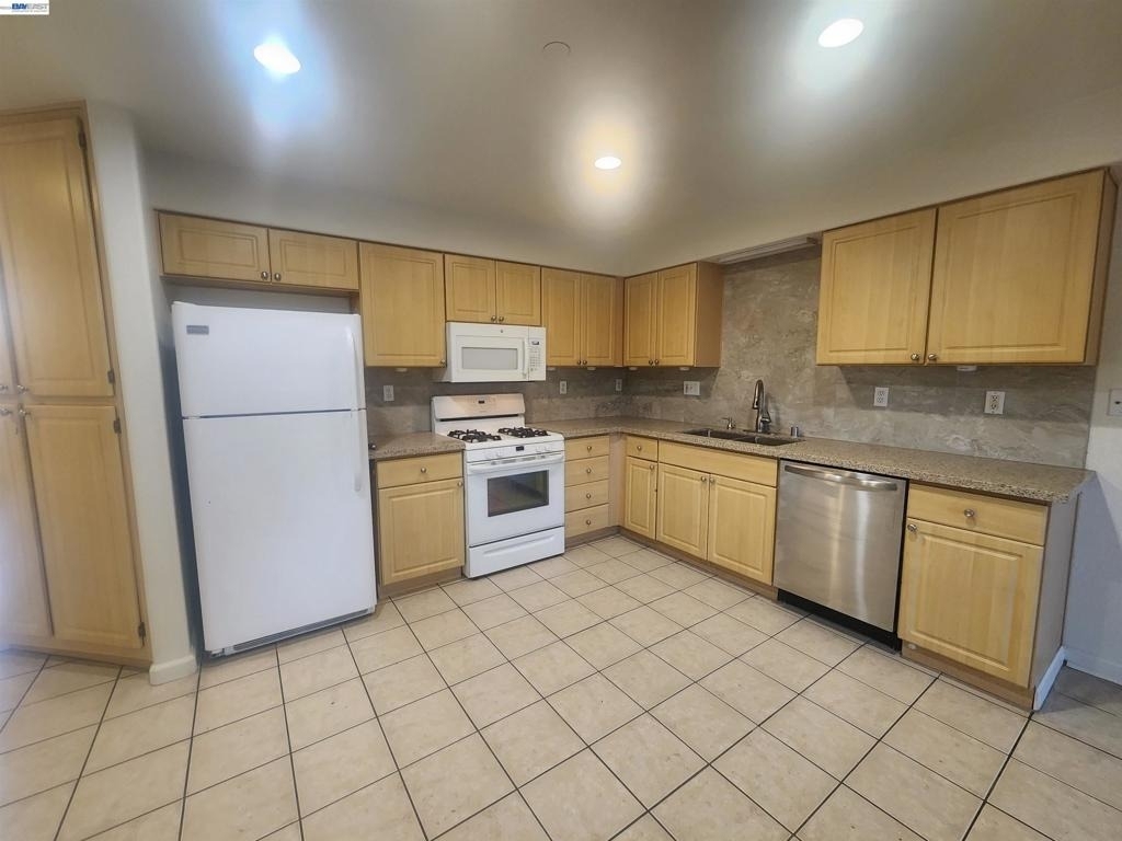 252 Lansing Way - Photo 5