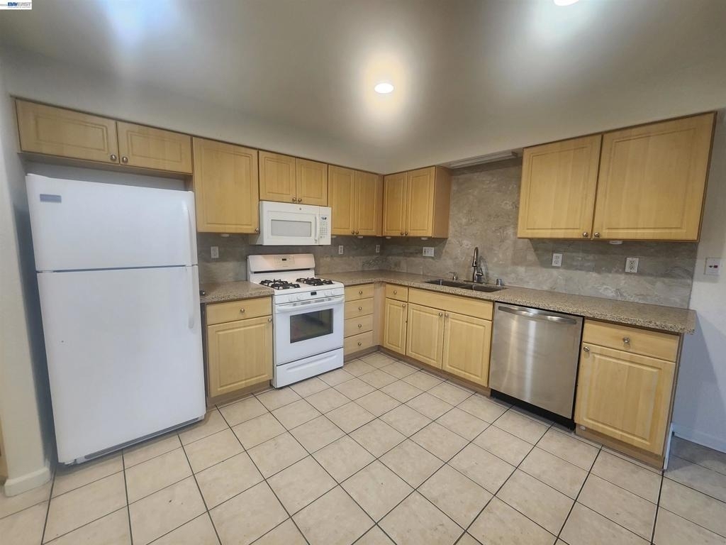 252 Lansing Way - Photo 3