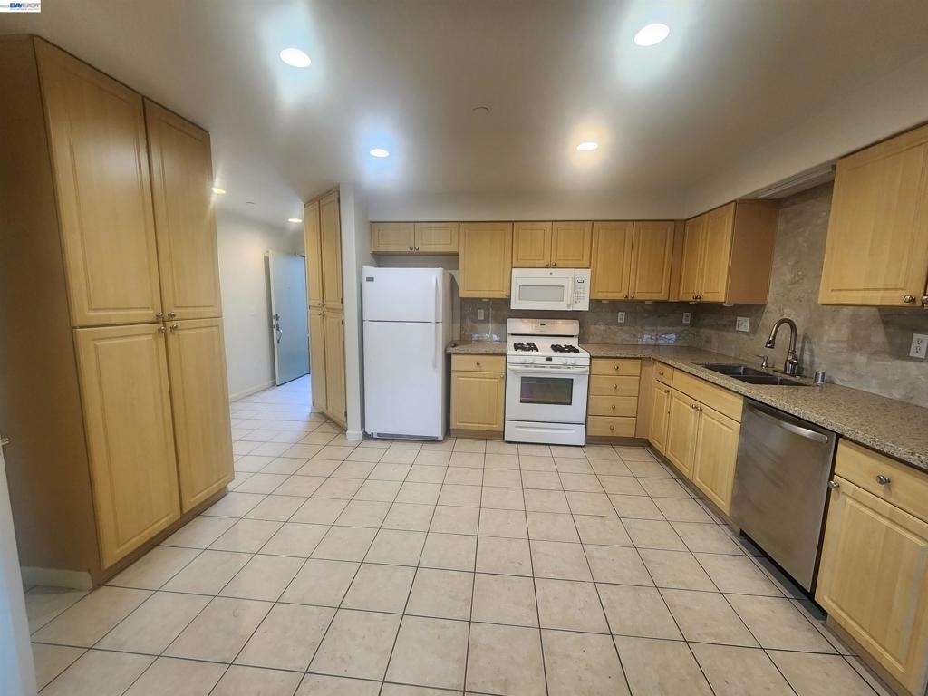 252 Lansing Way - Photo 4