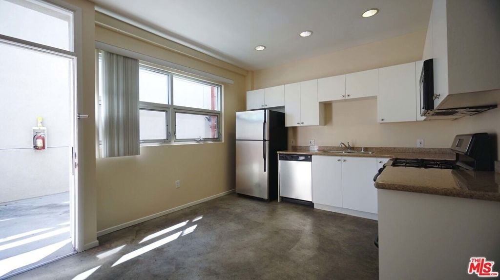 922 W 23rd Street - Photo 6