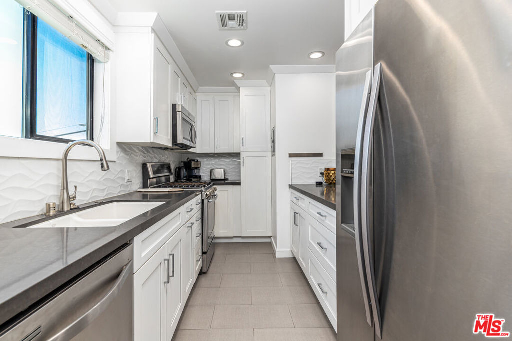 8911 Cynthia Street - Photo 8