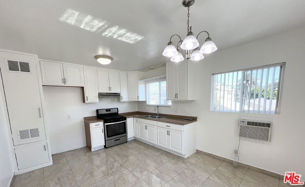 14202 Delano Street - Photo 2