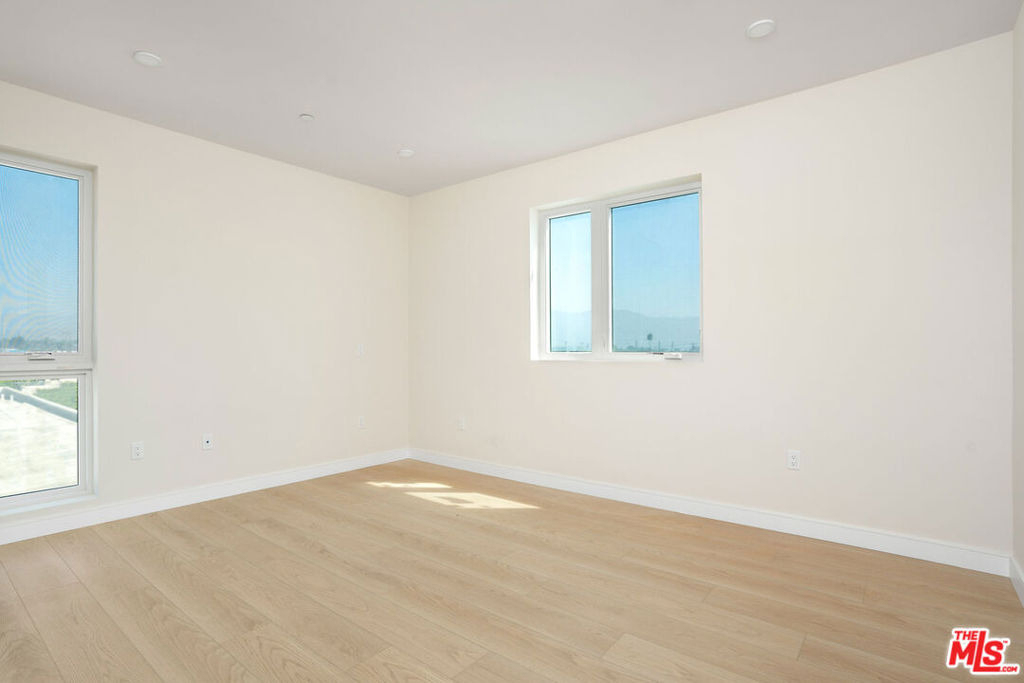 5320 Cartwright Avenue - Photo 4