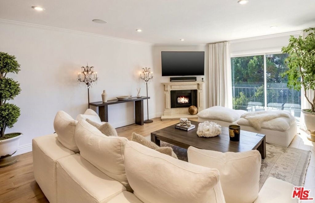 2385 Roscomare Road - Photo 2