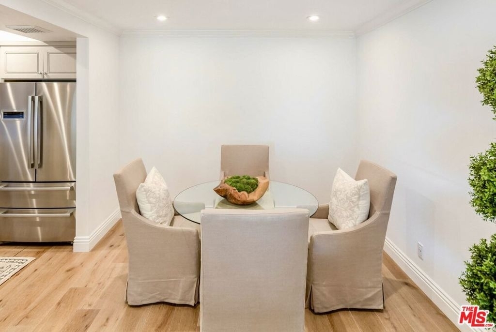 2385 Roscomare Road - Photo 6