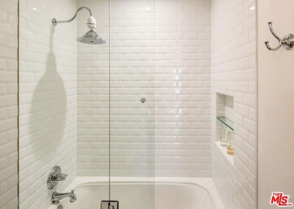 2385 Roscomare Road - Photo 13