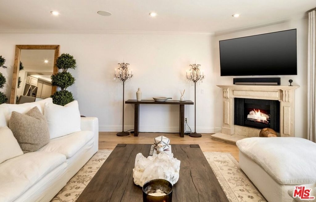 2385 Roscomare Road - Photo 4