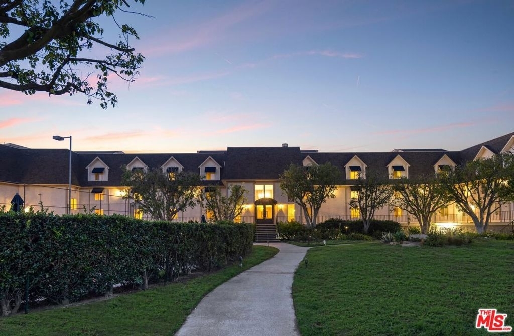 2385 Roscomare Road - Photo 29