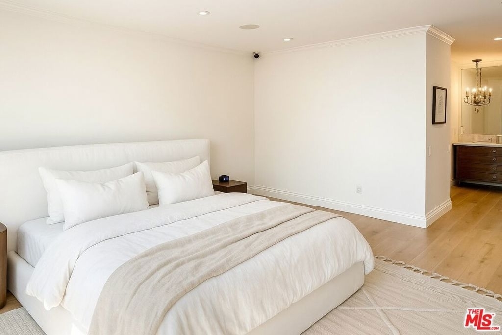2385 Roscomare Road - Photo 17