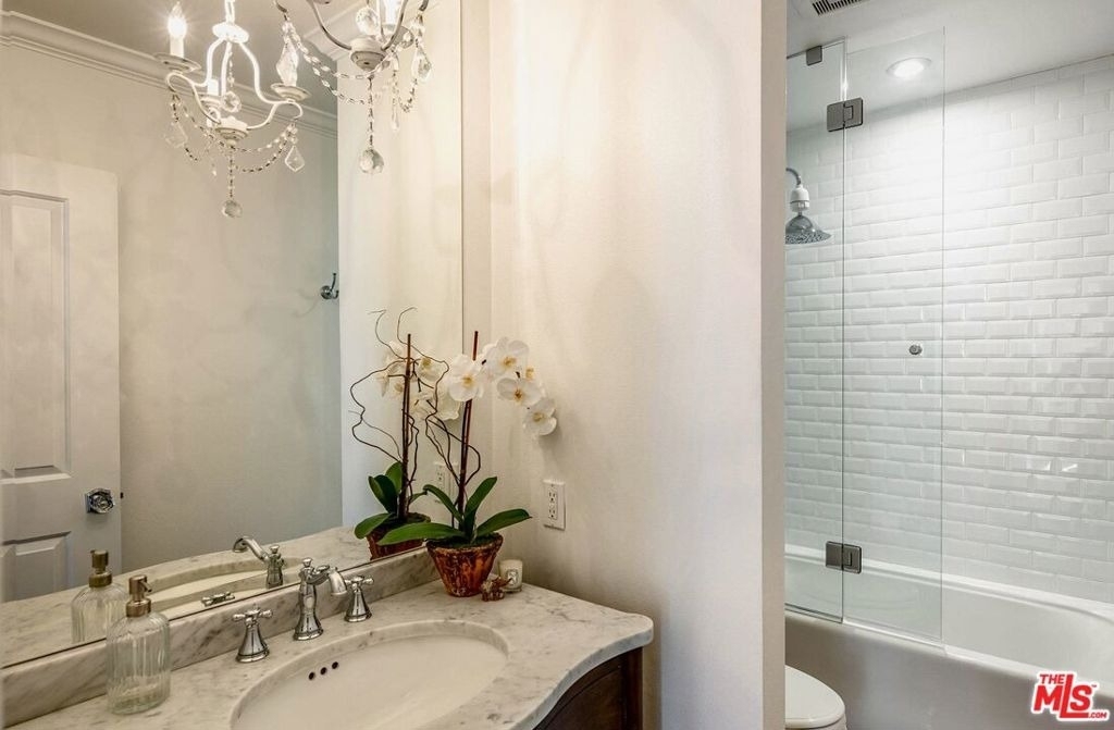 2385 Roscomare Road - Photo 12