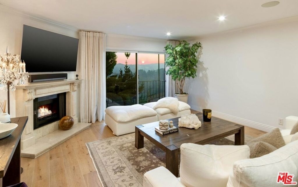2385 Roscomare Road - Photo 22