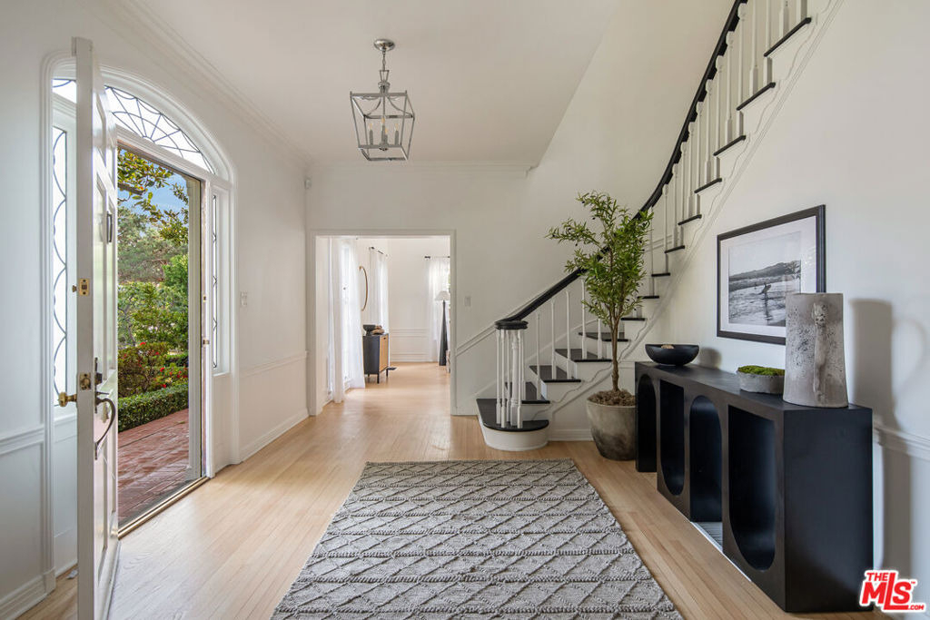 625 N Sierra Drive - Photo 2