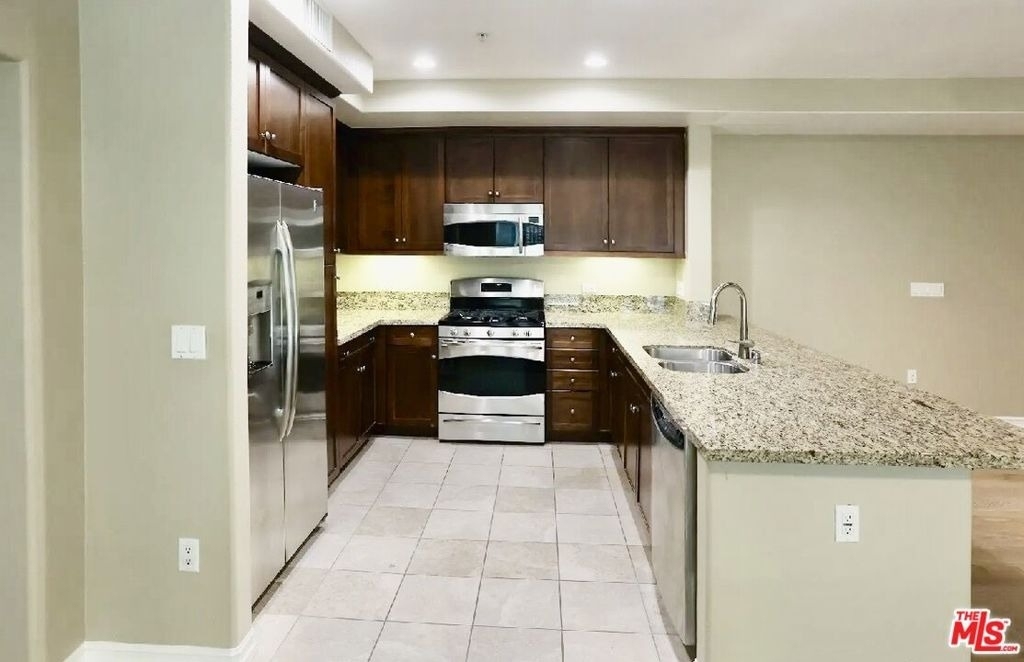 629 Traction Avenue - Photo 28