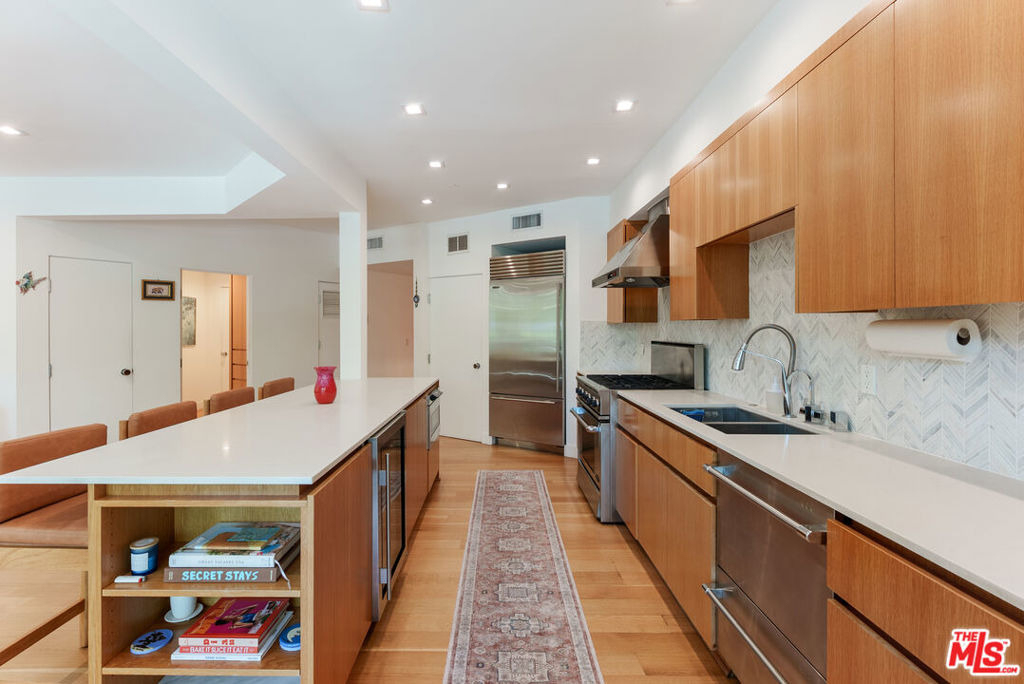723 Westmount Drive - Photo 8