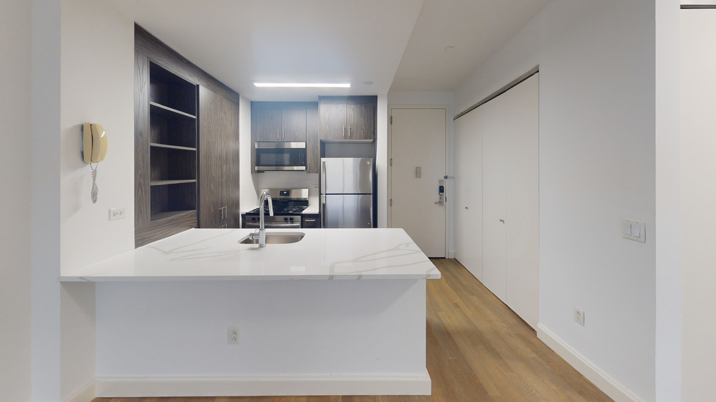 10 Hanover Square - Photo 1
