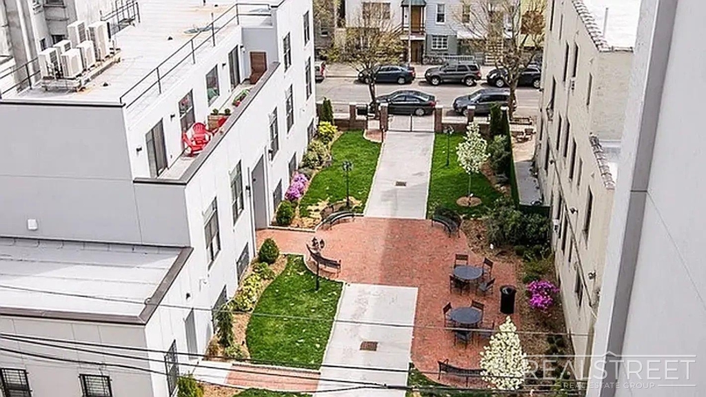 96 Dupont Street - Photo 10