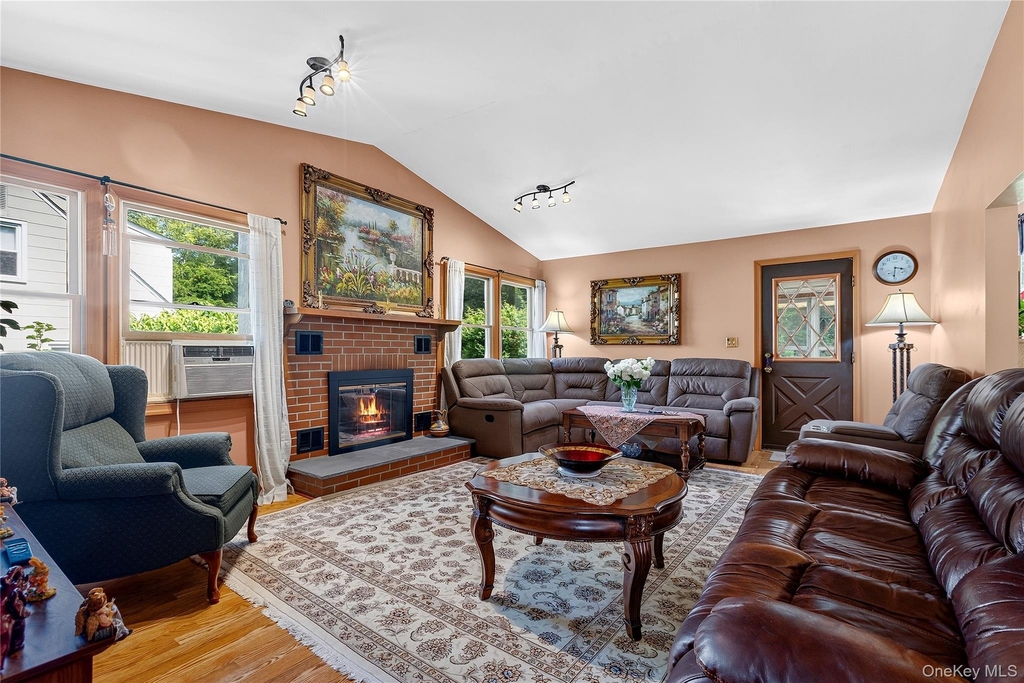 9 Cross Lane - Photo 1