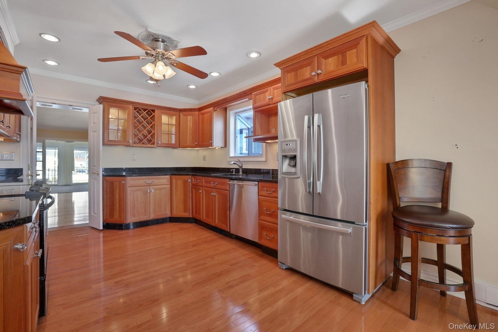 411 Albany Avenue - Photo 8