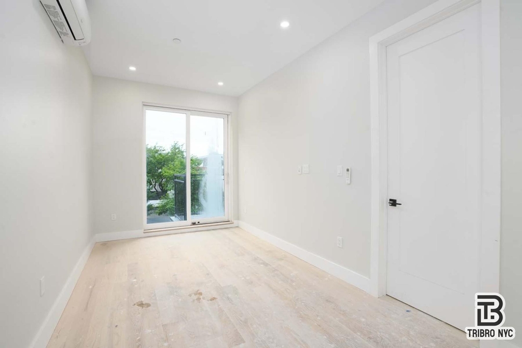 92 Manhattan Avenue - Photo 3